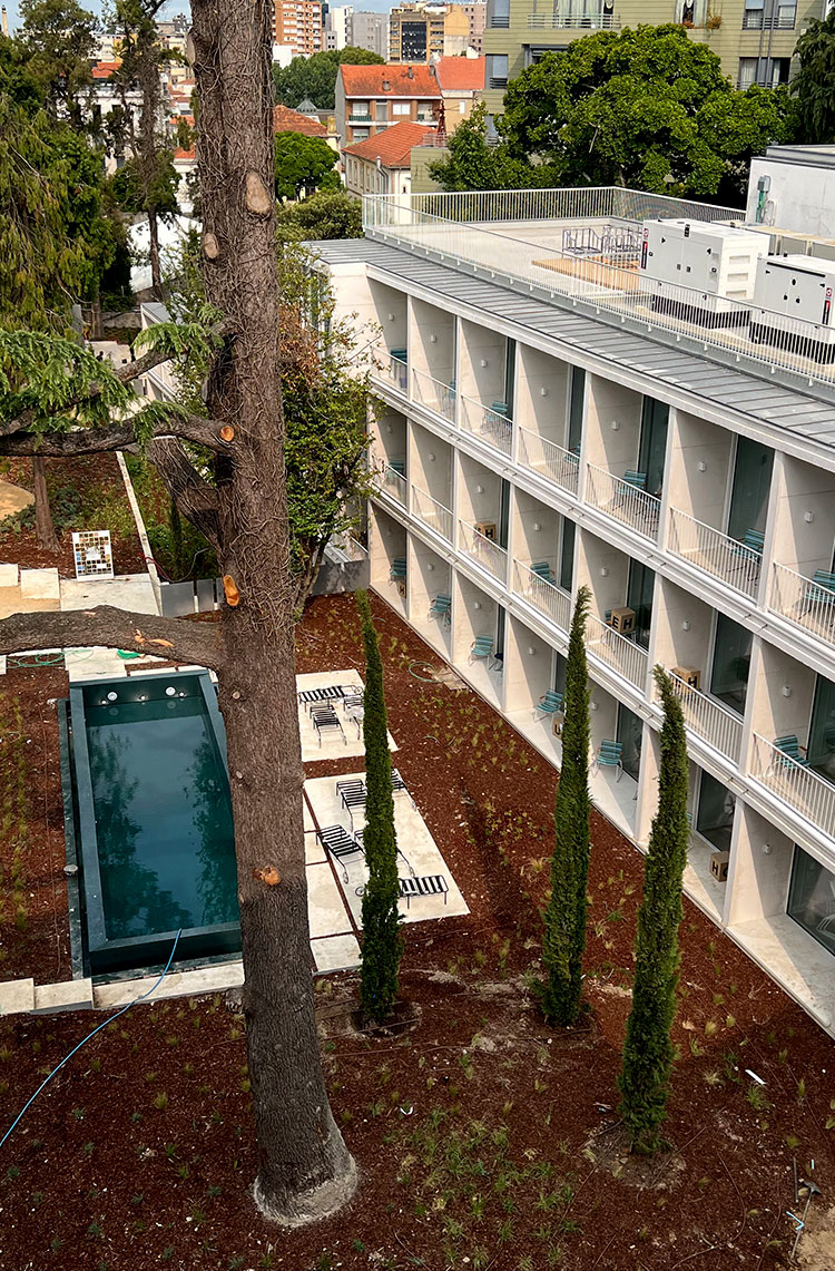 FACHADA-Y-PISCINA